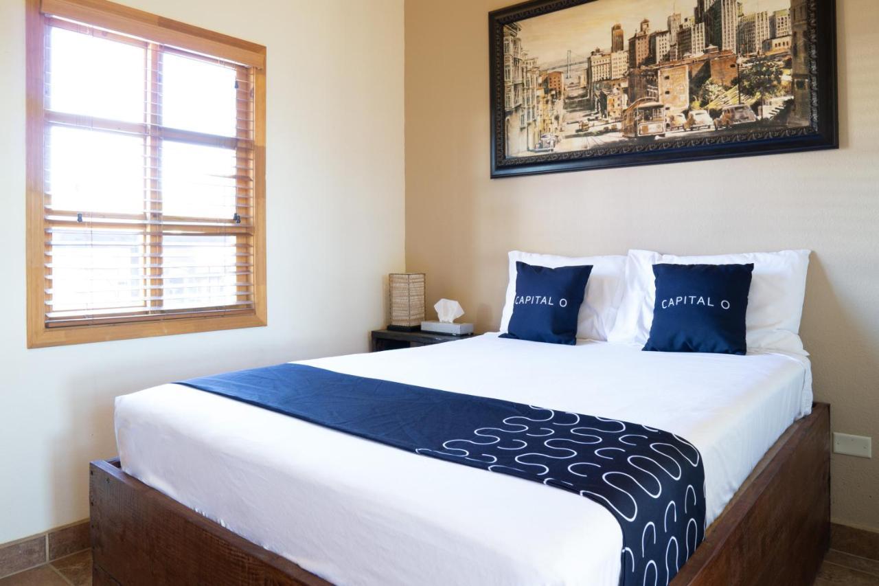 Capital O Hotel Villa Azura テカテ エクステリア 写真